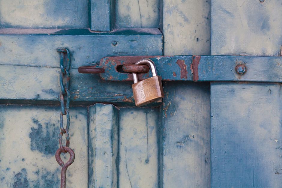 Pessoa diante de um computador com expressão preocupada, olhando para tela com diretrizes de marketing por e-mail GDPR.