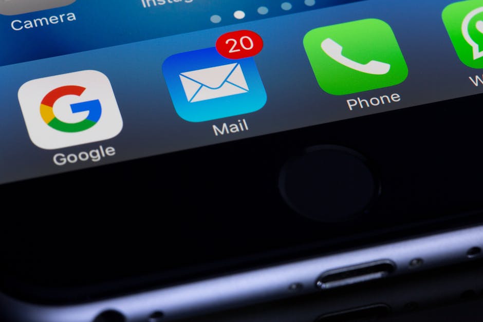 E-Mail-Marketer analysiert Gmail-Bulk-Regeln auf Laptop