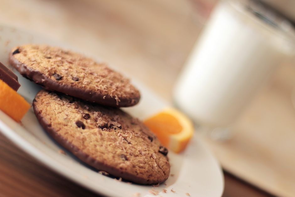 Personne tenant un cookie barré, symbolisant la fin des cookies tiers.