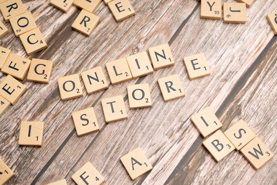 Omnisend und Klaviyo Logos auf einem Laptop mit Shopify-Hintergrund
