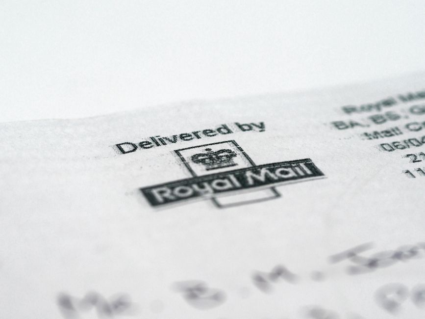 Logotipos de Postmark y SendGrid con notificaciones y métricas de correo electrónico.