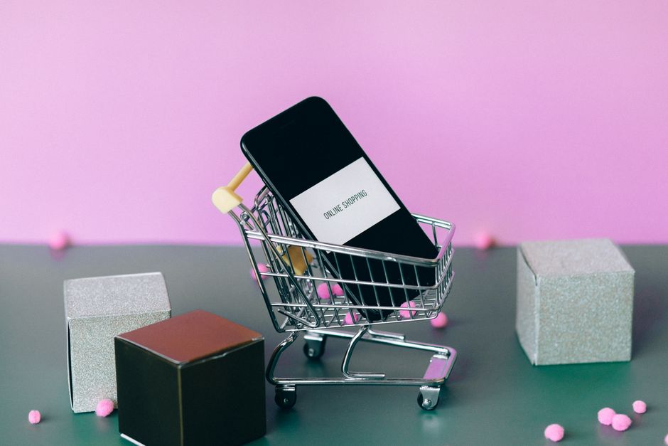 Personne analysant les données de suivi e-commerce sur un écran d'ordinateur portable