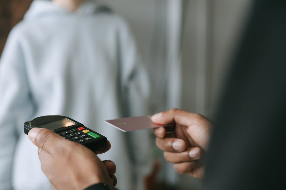 Pessoa olhando para uma página de checkout segura no laptop
