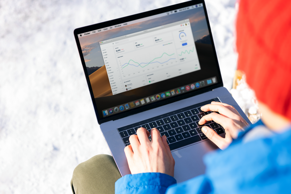 Ein unordentlicher Schreibtisch, der Analytics-Schulden durch schlechte UTM-Parameter-Hygiene symbolisiert.