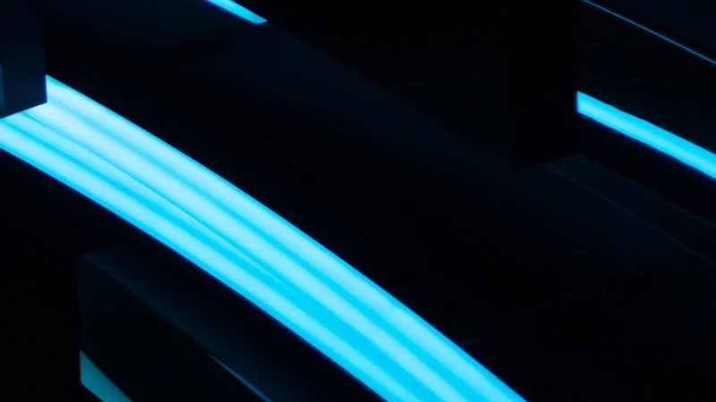 Cyanfarbene Leuchtstreifen auf dunklem Untergrund