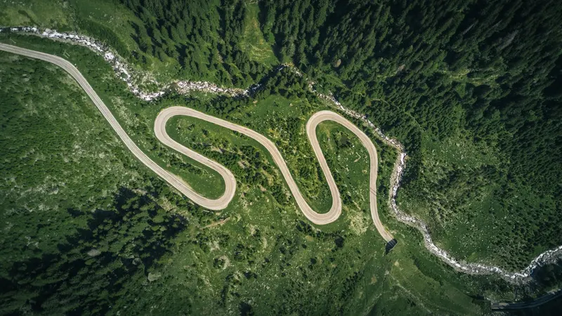Luftaufnahme einer kurvigen Bergstraße