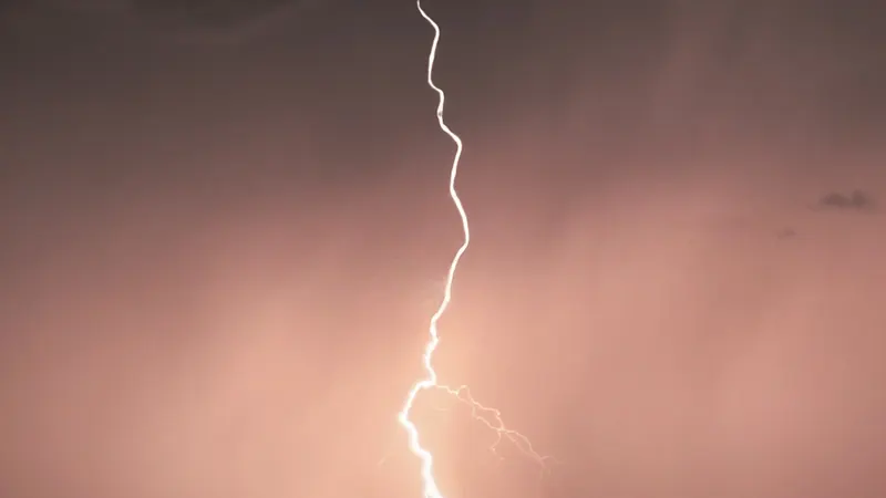 Blitz vor einem orangefarbenen Himmel